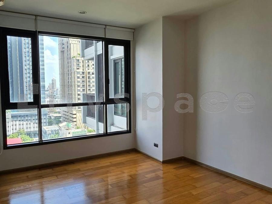 FUSE Sathorn-Taksin, empty